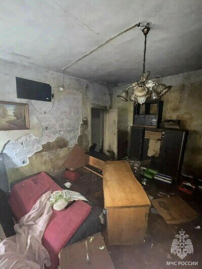 В центре Калининграда из-за горевшей в туалете ветоши едва не начался серьёзный пожар - Новости Калининграда | Фото: пресс-служба МЧС по Калининградской области