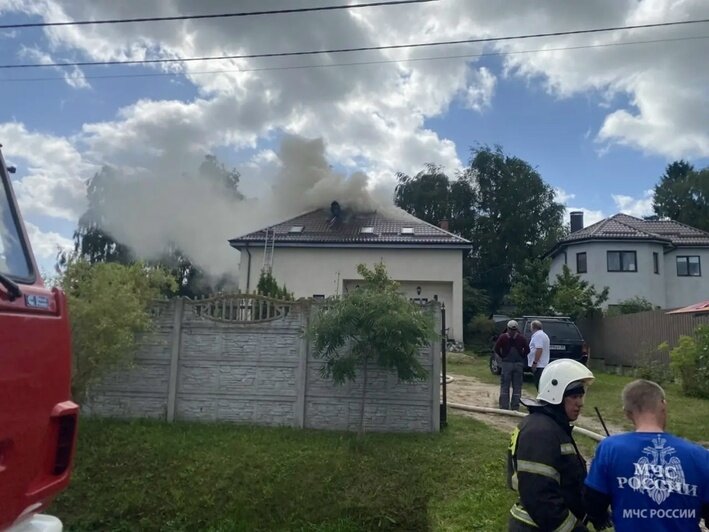 В Заозерье загорелся частный дом, его жилец выбрался наружу до приезда пожарных (фото) - Новости Калининграда | Фото: сообщество управления МЧС по Калининградской области / «ВКонтакте»