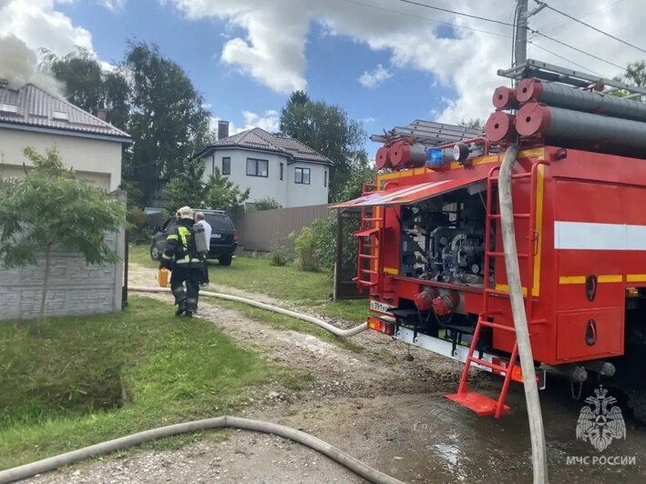 В Заозерье загорелся частный дом, его жилец выбрался наружу до приезда пожарных (фото) - Новости Калининграда | Фото: сообщество управления МЧС по Калининградской области / «ВКонтакте»