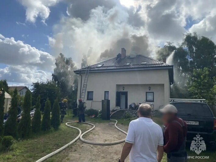 В Заозерье загорелся частный дом, его жилец выбрался наружу до приезда пожарных (фото) - Новости Калининграда | Фото: сообщество управления МЧС по Калининградской области / «ВКонтакте»