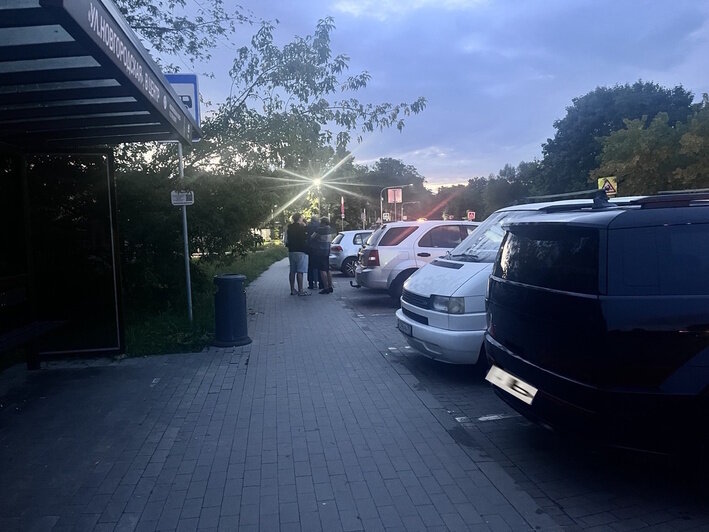 Калининградку с дочкой едва не сбили на новой остановке, которую водители привыкли считать парковкой (фото) - Новости Калининграда | Фото читателя