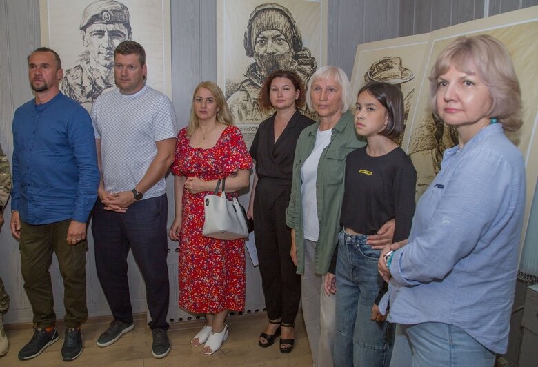 В роли краски — символ региона: в Калининграде открылась необычная выставка о Донбассе (фото) - Новости Калининграда | Фото: Владимир Бацев