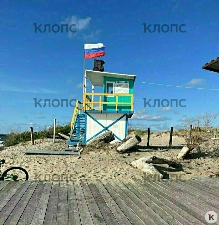 На спасательной вышке в тот день висел чёрный флаг | Фото: предоставила Анастасия
