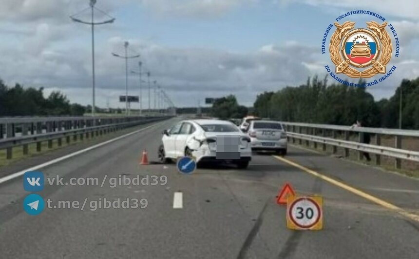 В аварии, из-за которой Приморское кольцо встало колом, пострадала 14-летняя девочка - Новости Калининграда | Фото: сообщество Госавтоинспекции Калининградской области / «ВКонтакте»