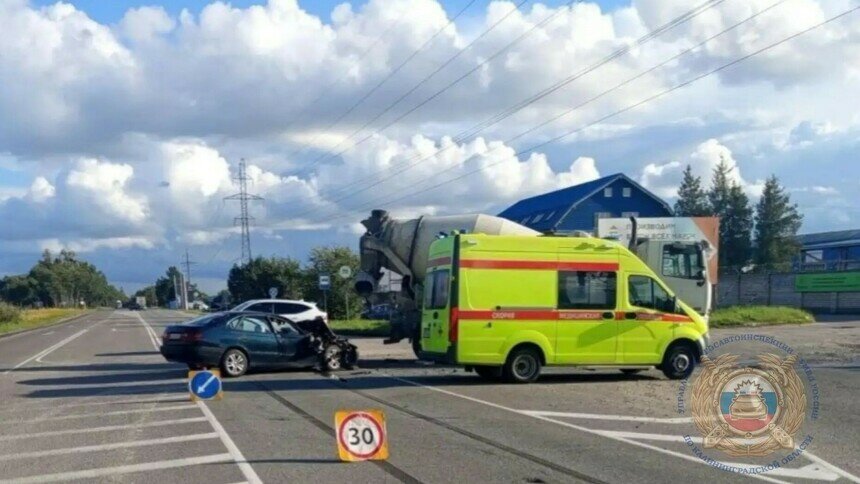 В Калининграде на окружной дороге бетономешалка смяла Toyota - Новости Калининграда | Фото: Госавтоинспекция Калининградской области