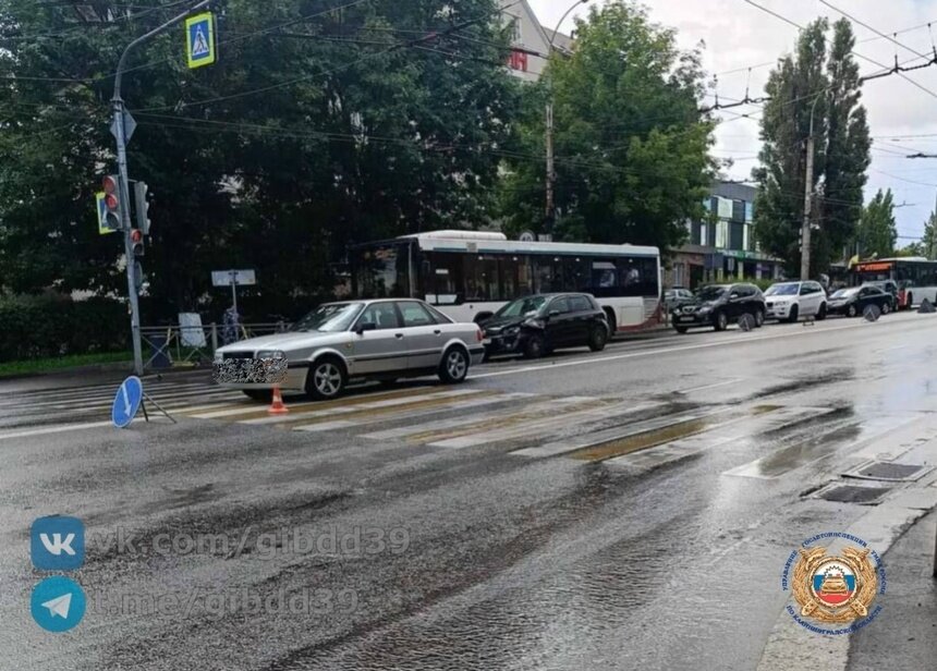 На Киевской столкнулись две легковушки, пассажирку одной из них увезли в больницу - Новости Калининграда | Фото: сообщество Госавтоинспекции Калининградской области / «ВКонтакте»