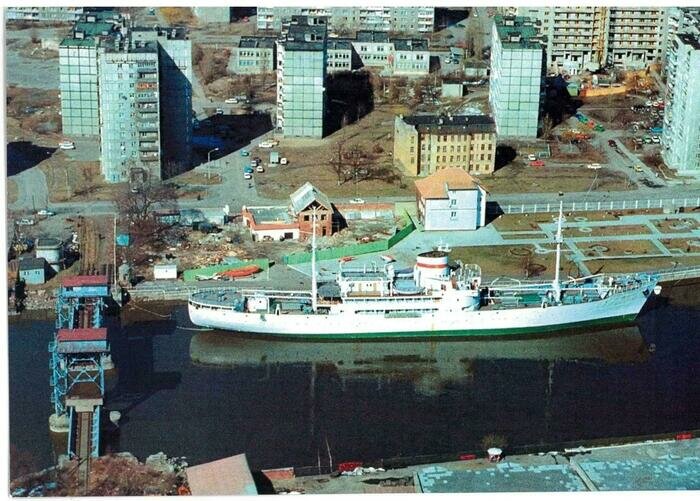 Июль 1994 года. НИС «Витязь» после швартовки у музейного причала | Фото: архив героя публикации