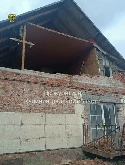 Крыша, которую снесло смерчем в Яблоневке, оставила три семьи без привычного жилья — прокуратура - Новости Калининграда | Фото: канал прокуратуры Калининградской области / Телеграм
