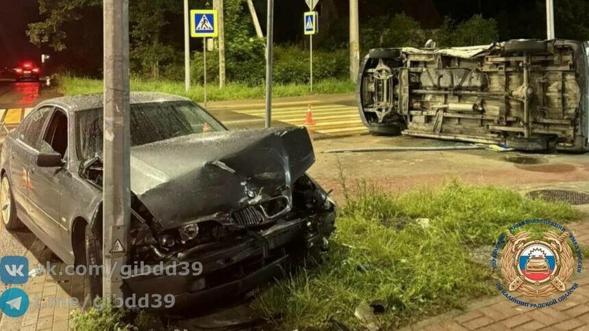 В Калининграде после ДТП на перекрёстке Каблукова и Карташева микроавтобус лёг на бок, есть пострадавший (видео) - Новости Калининграда | Фото: канал Госавтоинспекции Калининградской области / Телеграм
