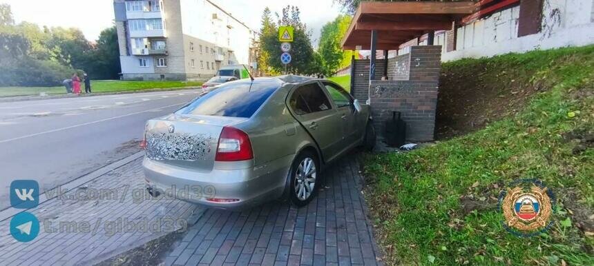 В Гвардейске легковушка вылетела с дороги и перевернулась у автобусной остановки - Новости Калининграда | Фото: канал Госавтоинспекции Калининградской области / Макс