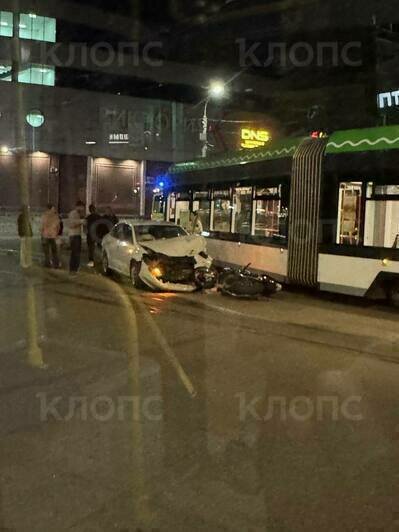 У Южного вокзала в аварию попали трамвай, мотоцикл и легковушка - Новости Калининграда | Фото очевидцев