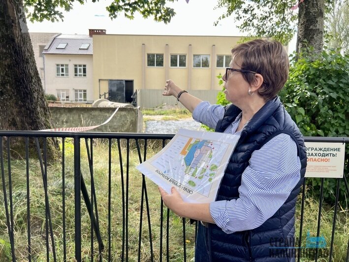 Директор Светлана Соколова показывает план внешних вольеров | Фото: Оксана Карякина