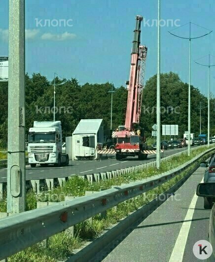 На Советском проспекте фура потеряла холодильник и собрала пробку (фото) - Новости Калининграда | Фото: очевидец