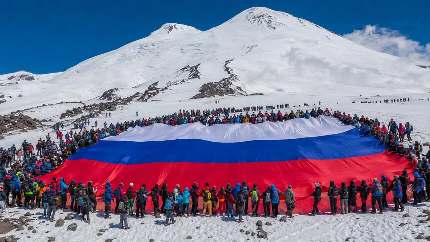 На Эльбрусе более 150 жителей КБР развернули огромный флаг России - Новости Калининграда | Иллюстрация: нейросети