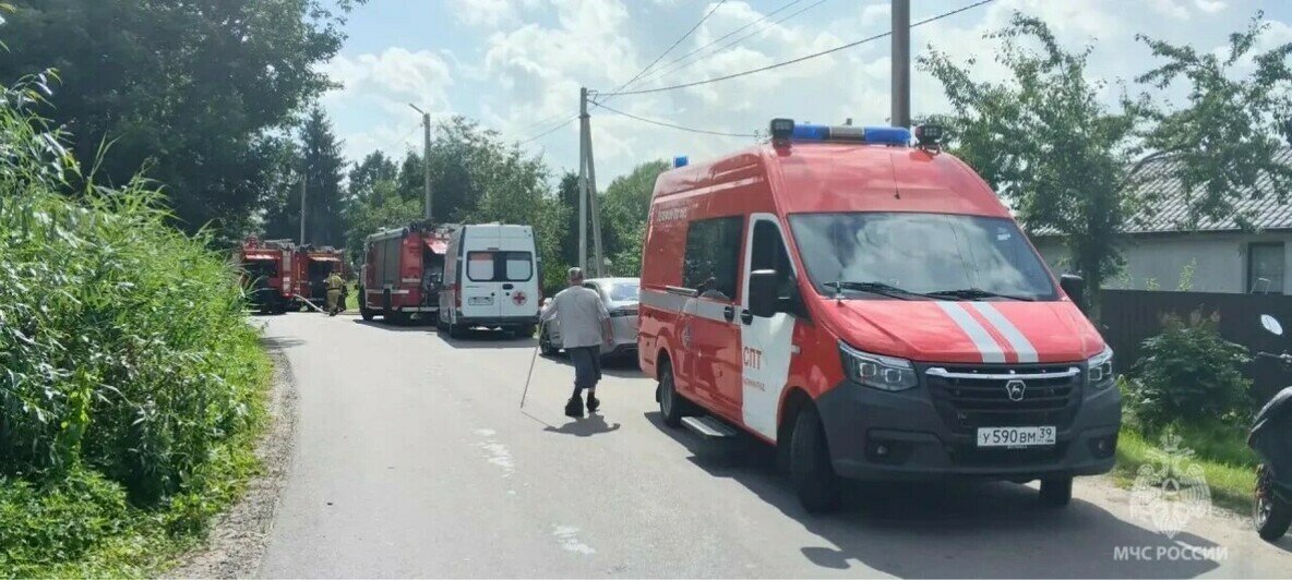 Эвакуировали людей и газовые баллоны: в Багратионовском округе потушили пожар в доме на две семьи - Новости Калининграда | Фото: МЧС региона