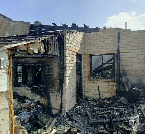 Эвакуировали людей и газовые баллоны: в Багратионовском округе потушили пожар в доме на две семьи - Новости Калининграда | Фото: МЧС региона