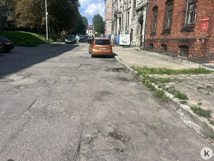 «Колесо ушло под землю на моих глазах»: очевидец рассказал, как машина калининградки провалилась в яму в центре города - Новости Калининграда | Фото: «Клопс»
