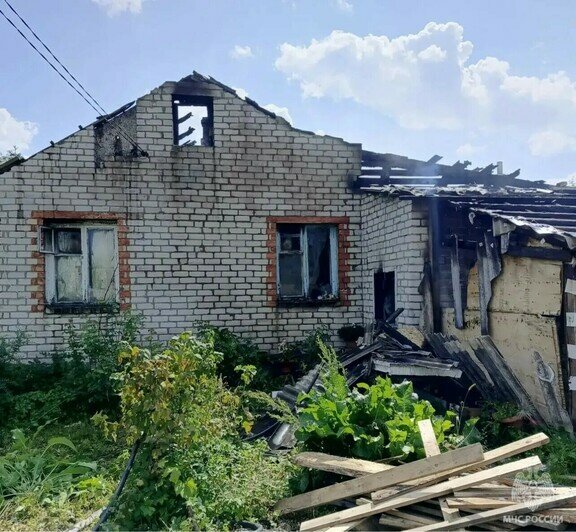 Эвакуировали людей и газовые баллоны: в Багратионовском округе потушили пожар в доме на две семьи - Новости Калининграда | Фото: МЧС региона