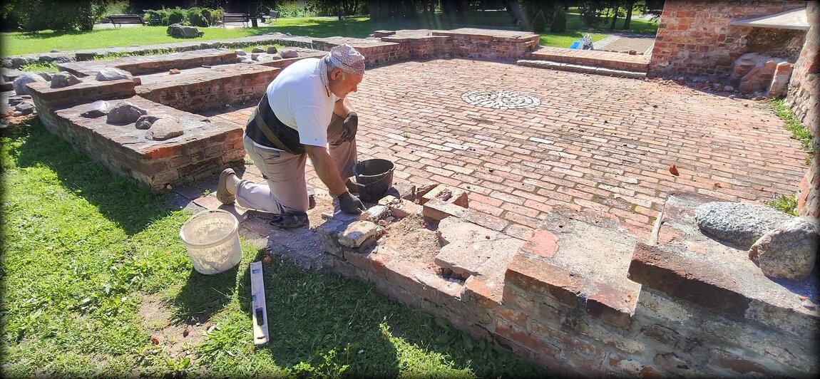 В Мамоново сотрудники музея спасают руины 700-летней кирхи, которая после консервации вновь начала разрушаться (фото) - Новости Калининграда | Фото: сообщество «МАУК "Мамоновский городской музей"» / «ВКонтакте»