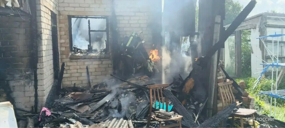 Эвакуировали людей и газовые баллоны: в Багратионовском округе потушили пожар в доме на две семьи - Новости Калининграда | Фото: МЧС региона