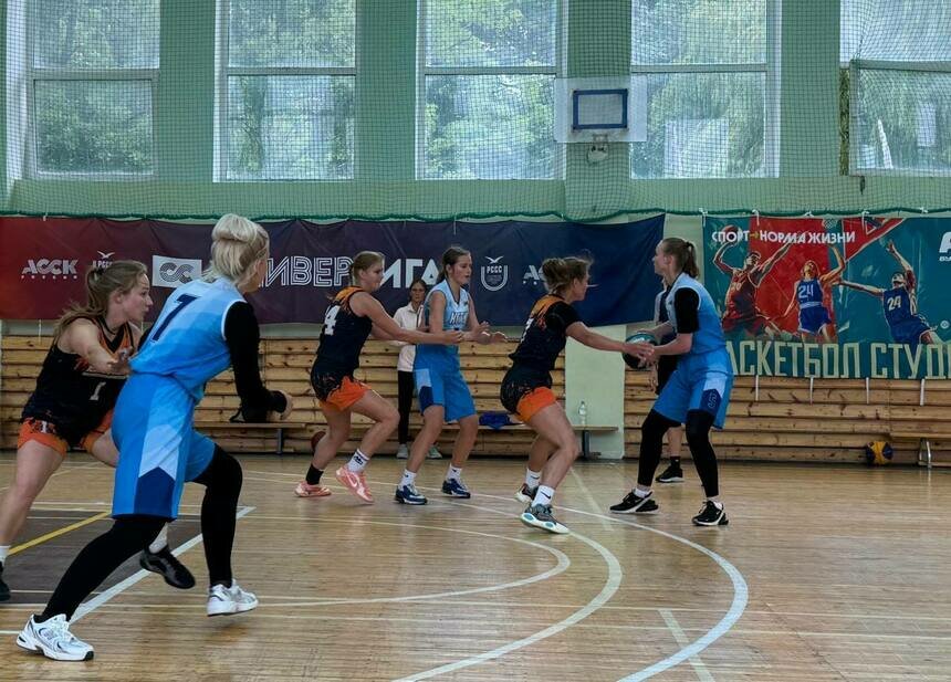 Игра в формате 3×3 проходит на одной половине площадки, поэтому атака мгновенно сменяется защитой, а судьба матча может решиться за считаные секунды | Фото автора