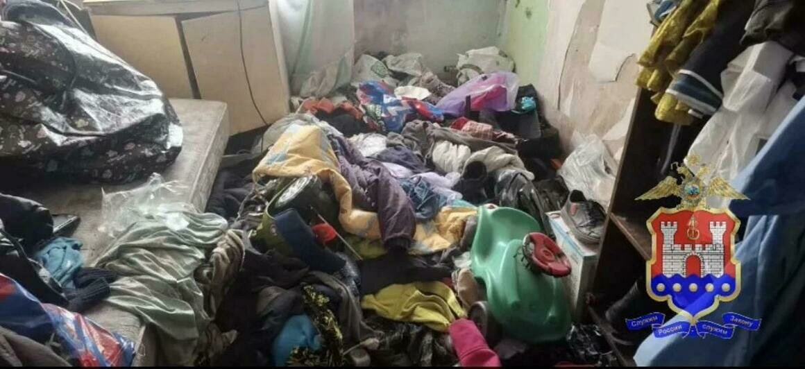 В Калининградской области 32 родителя пустили воспитание детей на самотёк: в домах было грязно, холодильники пустовали - Новости Калининграда | Фото: канал пресс-службы УМВД Калининградской области / Макс