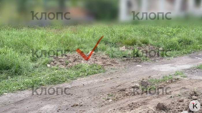 Яма у дороги, которую по просьбе Владимира засыпал рабочий. После этого на семью обрушился шквал обвинений и оскорблений. | Фото: предоставила Наталья