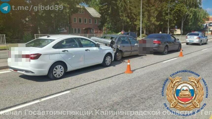 В Гурьевске легковушка врезалась в остановившуюся машину и устроила цепное ДТП - Новости Калининграда | Фото: канал Госавтоинспекции Калининградской области / Телеграм