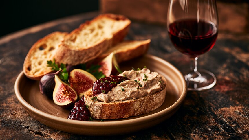 Лучшая закуска к бокалу красного: готовим нежный паштет из куриной печени с инжиром и специями — простой рецепт - Новости Калининграда | Иллюстрация: Ксения Александрова / «Клопс»