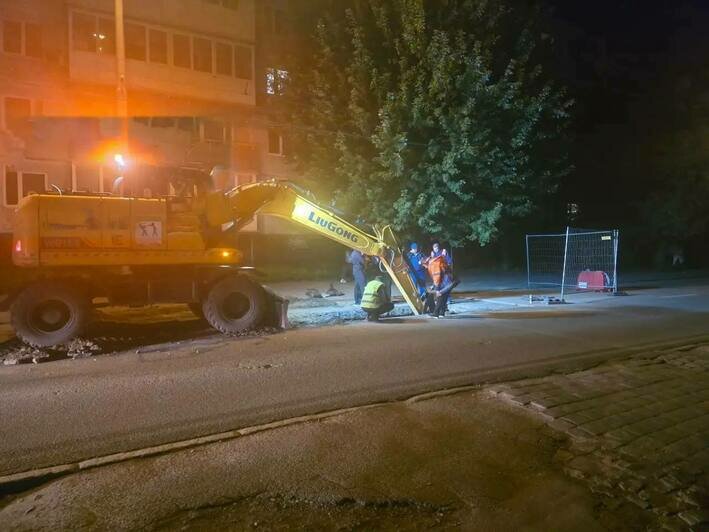 На Дзержинского из-за коммунальной аварии перекрывают часть дороги, водителей просят выбрать другие пути - Новости Калининграда | Фото: канал сити-менеджера Калининграда Елены Дятловой / Телеграм