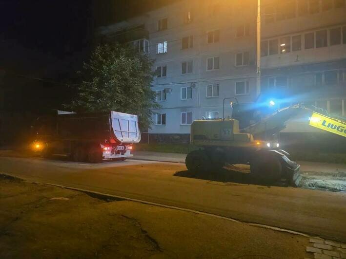 На Дзержинского из-за коммунальной аварии перекрывают часть дороги, водителей просят выбрать другие пути - Новости Калининграда | Фото: канал сити-менеджера Калининграда Елены Дятловой / Телеграм