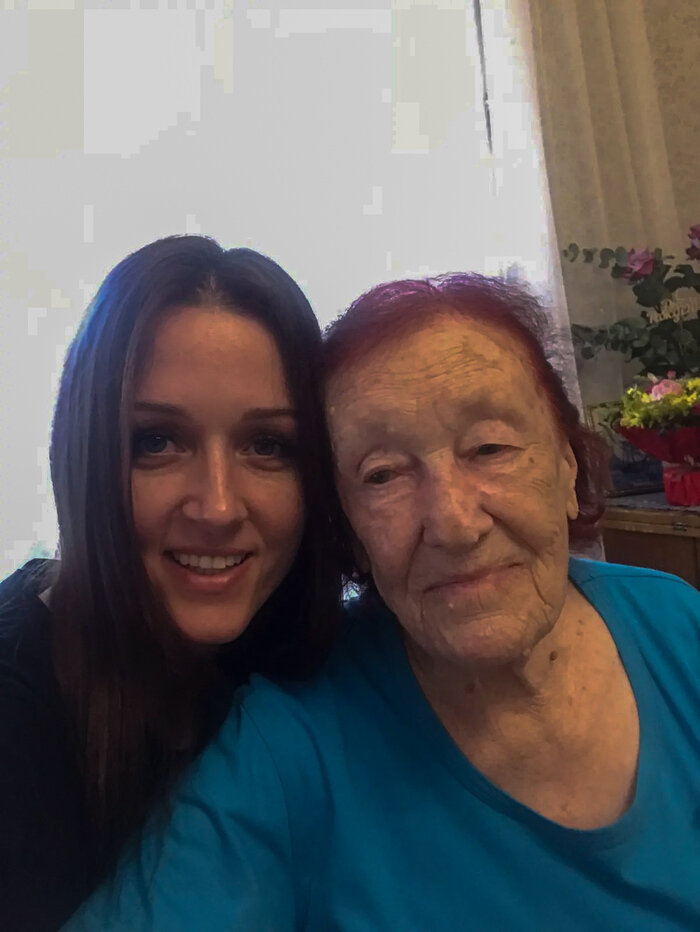 Нина Алексеевна на 95-летии вместе с одной из внучек | Фото: архив героя публикации