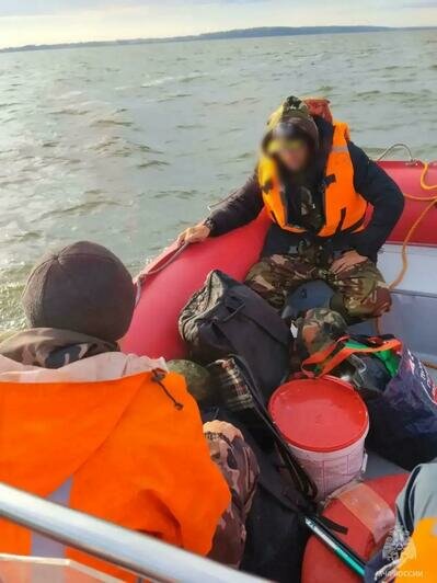 Два Робинзона поневоле: в Калининградском заливе у рыбаков «сделала ноги» лодка - Новости Калининграда | Фото: канал управления МЧС России по Калининградской области / Макс