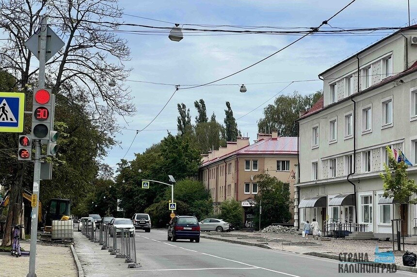 На улице Карла Маркса ремонт тротуаров продлится до следующего лета | Фото автора