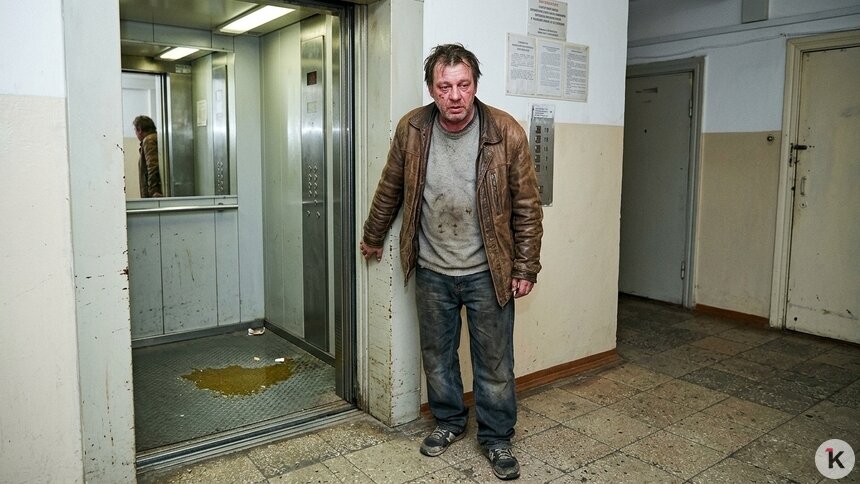 Навалил кучу прямо в лифте: калининградцев измучили выходки пьющего соседа (фото) - Новости Калининграда | Иллюстрация: нейросеть Gemini / «Клопс»