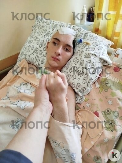 Фёдор со старшей сестрой до ДТП и после аварии в больнице | Фото: семейный архив 