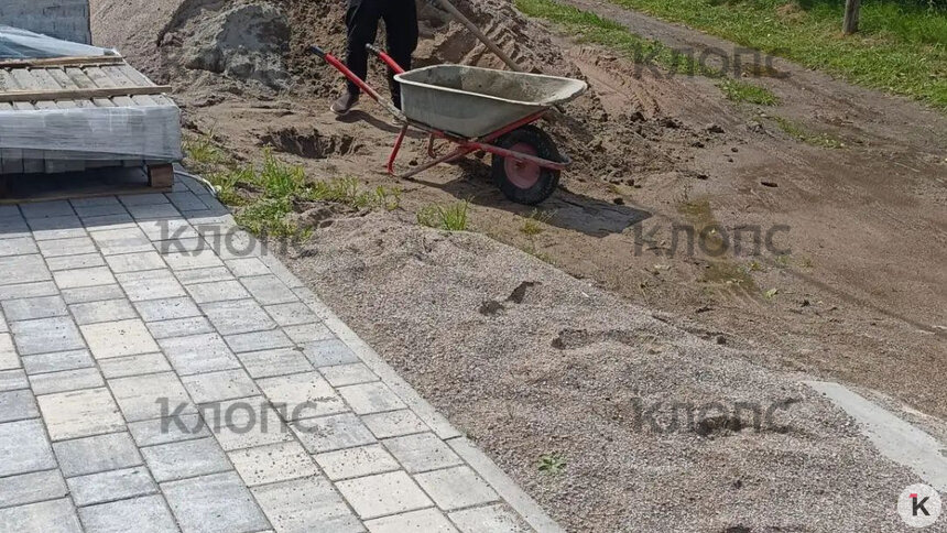 По словам местной жительницы, причиной конфликта стал высыпанный на дорогу строительный мусор | Фото: предоставила Людмила
