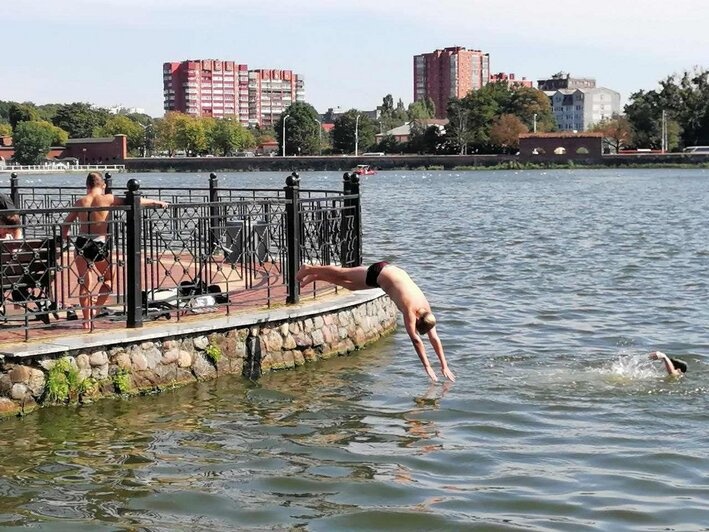 Слева — фотография  А.Кизик, Верхнее озеро, август. Справа — Е. Сидяк, Верхнее озеро, август.
