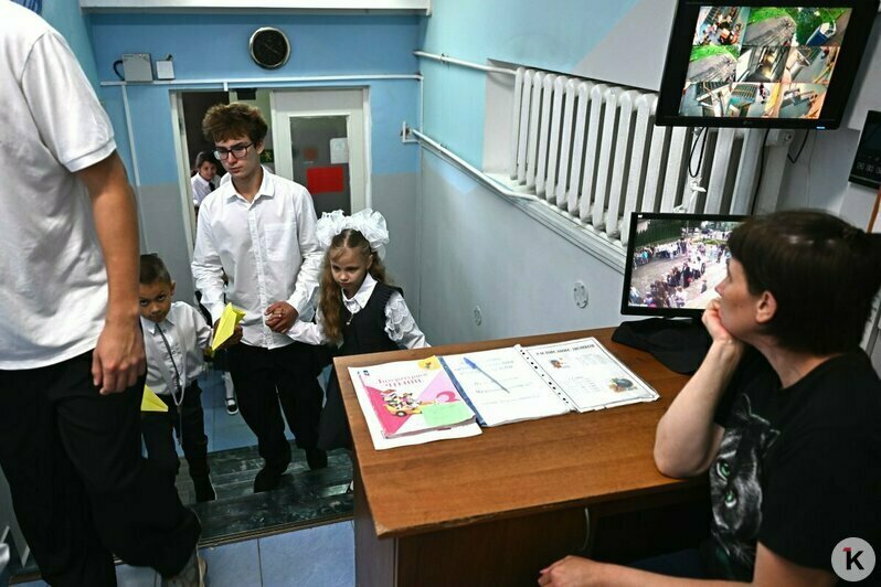Первый звонок у границы: как встретили 1 сентября в школе-ровеснице Калининградской области (фоторепортаж)  - Новости Калининграда | Фото: Александр Подгорчук / «Клопс»