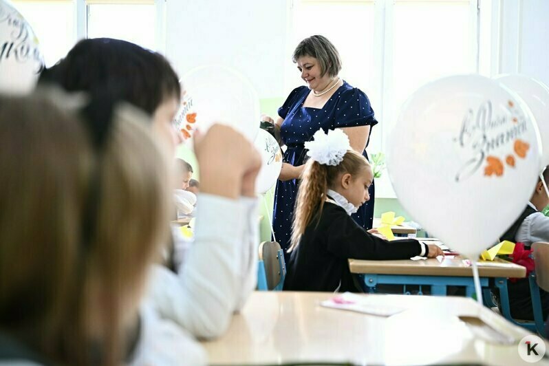 Первый звонок у границы: как встретили 1 сентября в школе-ровеснице Калининградской области (фоторепортаж)  - Новости Калининграда | Фото: Александр Подгорчук / «Клопс»