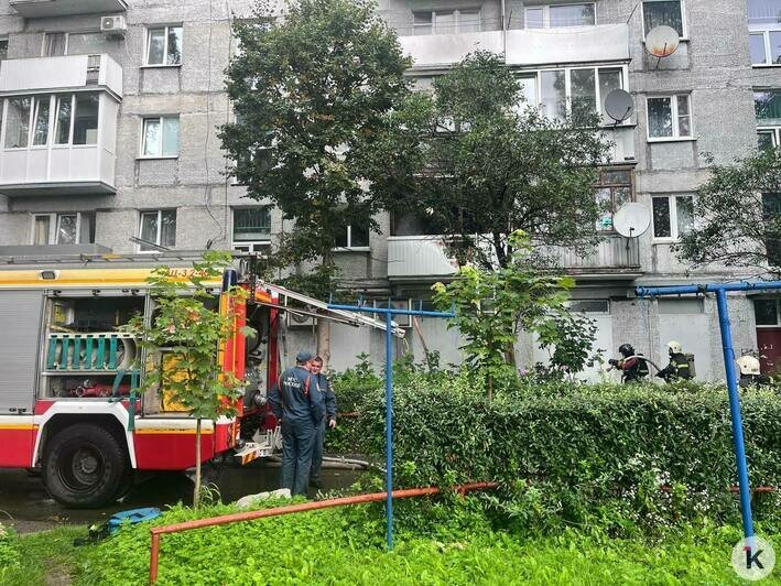 Пожарные выбрасывали сгоревшие вещи: в центре Калининграда загорелся балкон жилого дома (фото, видео) - Новости Калининграда | Фото: «Клопс»
