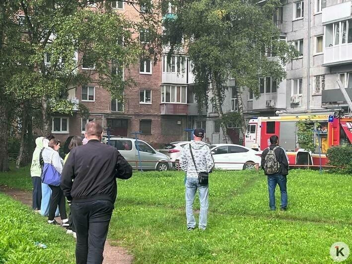 Пожарные выбрасывали сгоревшие вещи: в центре Калининграда загорелся балкон жилого дома (фото, видео) - Новости Калининграда | Фото: «Клопс»