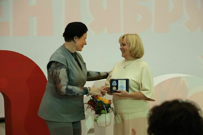 На линейке юбилейной медалью в честь 80-летия области Елена Дятлова наградила учителя английского языка, заслуженного педагога России Светлану Гаркушу | Фото: администрация Калининграда