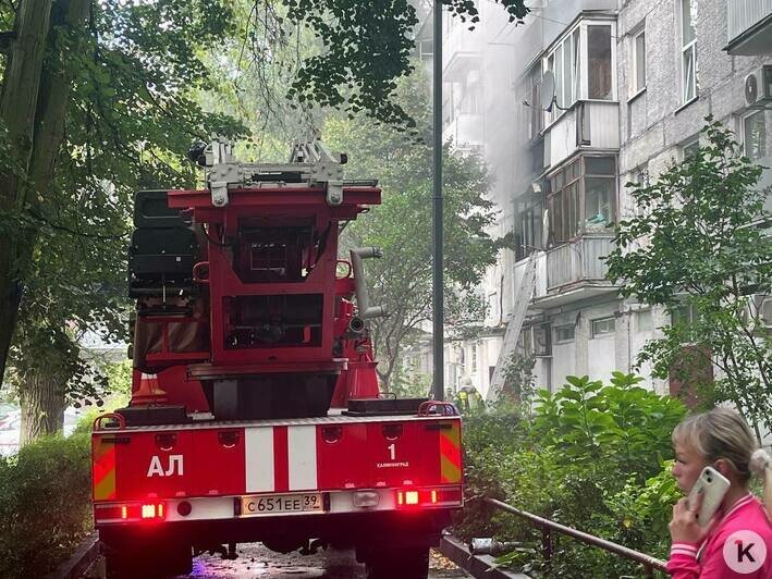 Пожарные выбрасывали сгоревшие вещи: в центре Калининграда загорелся балкон жилого дома (фото, видео) - Новости Калининграда | Фото: «Клопс»