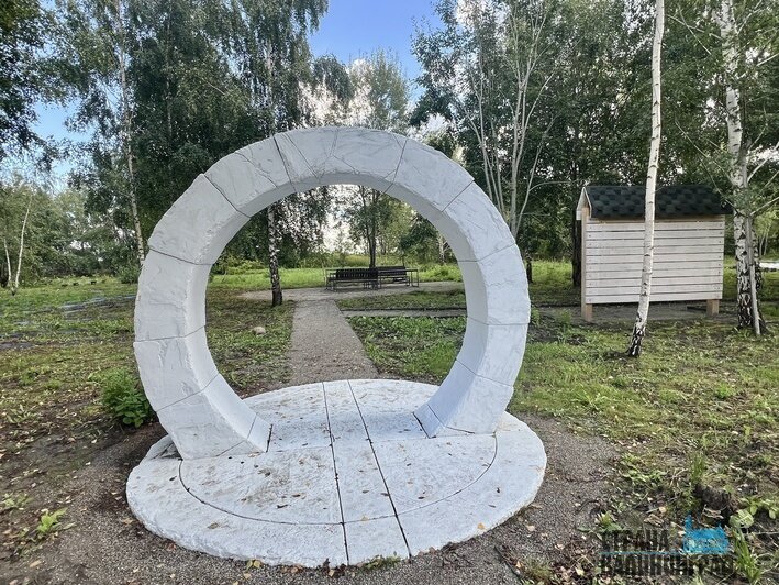 Прогулка-медитация по площадке со столбами дает возможность замедлиться и подумать | Фото: автора
