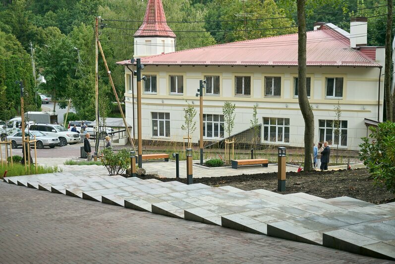 Сакуры, липы и деревянные настилы: в Светлогорске доделали сквер Первых переселенцев (фото) - Новости Калининграда | Фото: Евгений Гладков