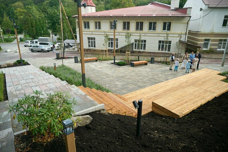 Сакуры, липы и деревянные настилы: в Светлогорске доделали сквер Первых переселенцев (фото) - Новости Калининграда | Фото: Евгений Гладков