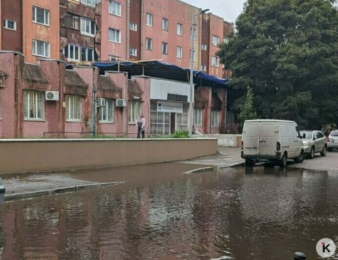 До поликлиники — вплавь или через забор: дождь поставил калининградцев перед нелёгким выбором (фото, видео)  - Новости Калининграда | Фото: «Клопс»