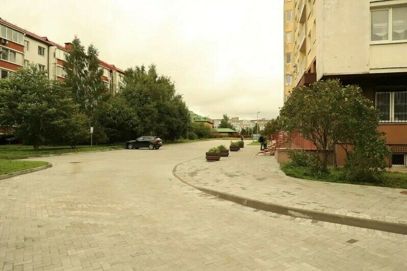 Двор вокруг дома на бульваре Ф. Лефорта, 12 - жителям была нужна только парковка | Фото: администрация Калининграда