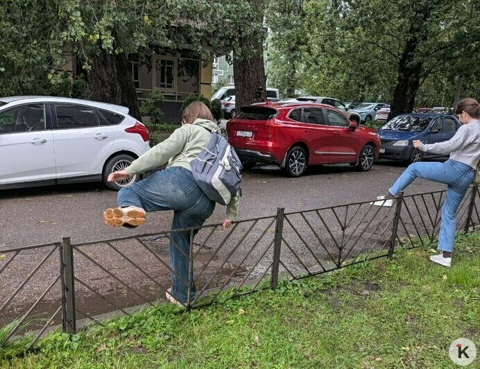 До поликлиники — вплавь или через забор: дождь поставил калининградцев перед нелёгким выбором (фото, видео)  - Новости Калининграда | Фото: «Клопс»